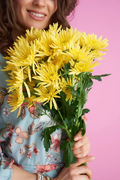 Крупный План Улыбающейся Женщины Желтыми Хризантемы Цветы Изолированы Розовый — стоковое фото