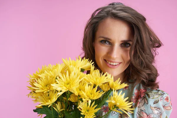Happy Modern Woman Floral Dress Yellow Chrysanthemums Flowers Pink Background — ストック写真