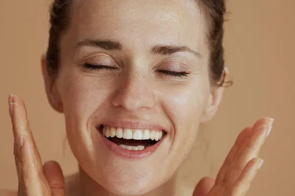 Feliz Moderna Mulher Meia Idade Com Lavagem Rosto Molhado Isolado — Fotografia de Stock