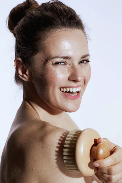 Retrato Mulher Jovem Sorridente Com Massageador Isolado Branco — Fotografia de Stock