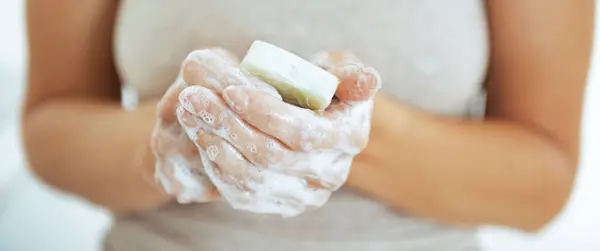 Lähikuva Nuori Nainen Pese Kädet — kuvapankkivalokuva