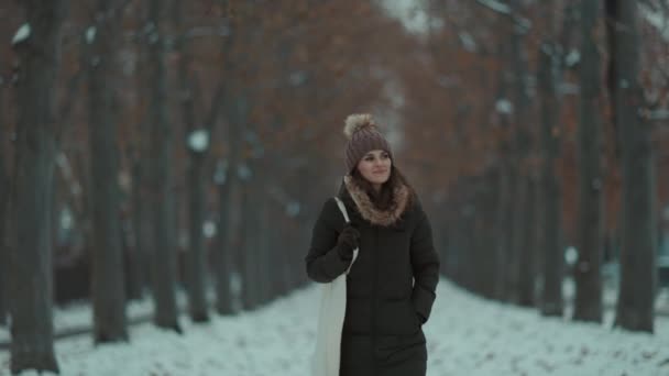 Feliz Mujer Moderna Mediana Edad Abrigo Verde Sombrero Marrón Aire — Vídeos de Stock