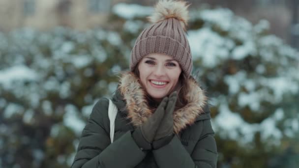 Усміхнена Сучасна Річна Жінка Зеленому Пальто Коричневий Капелюх Відкритому Повітрі — стокове відео