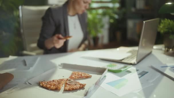 Udržitelné Pracoviště Detailní Záběr Ženy Pracovnice Zelené Kanceláři Pizzou Notebookem — Stock video