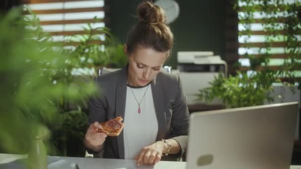 Sürdürülebilir Yeri Modern Yeşil Ofisteki Gri Takım Elbiseli Pizza Dizüstü — Stok video