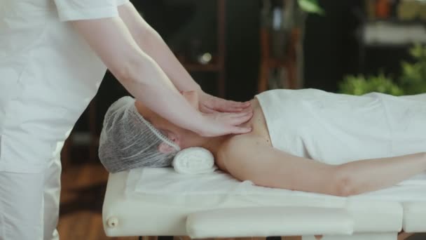 卫生保健时间 按摩院按摩师在按摩床上按压病人胸部的方法 — 图库视频影像