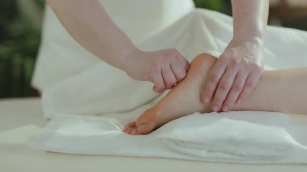 Gesundheitszeit Nahaufnahme Auf Massage Therapeut Wellness Salon Massiert Kunden Fuß — Stockvideo