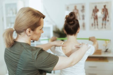 Sağlık hizmeti zamanı. Masaj dolabında kadın masaj terapisti. Muayene ediyor..
