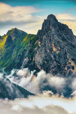 Dolomitlerde yaz zamanı. Dağlı ve bulutlu manzara.