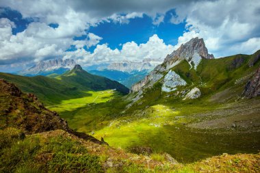 Dolomitlerde yaz zamanı. Dağlı, tepeli, bulutlu ve kayalıklı manzara.