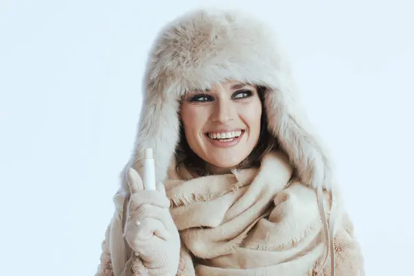 Glad Modern Medelålders Kvinna Vinter Rock Och Päls Hatt Isolerad — Stockfoto