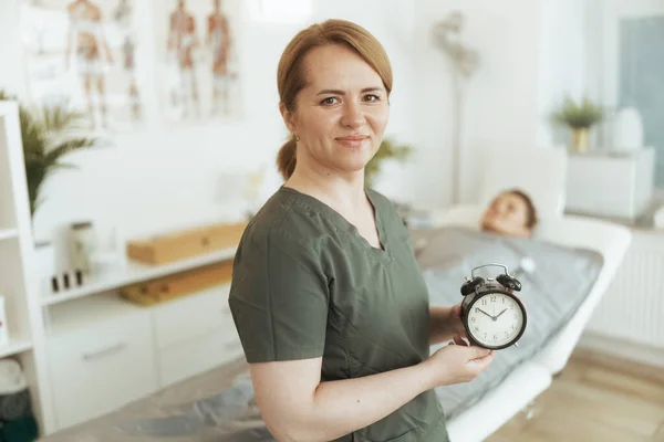 Dags För Sjukvård Glad Kvinnlig Medicinsk Massage Terapeut Massage Skåp — Stockfoto