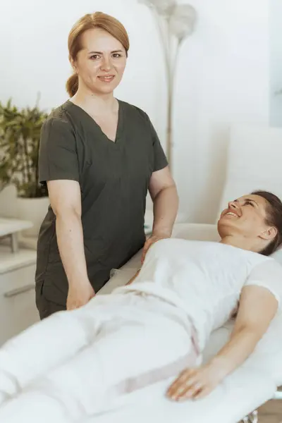Hora Dos Cuidados Saúde Terapeuta Massagem Feminina Sorridente Armário Massagem — Fotografia de Stock