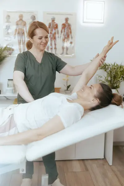 Tempo Assistenza Sanitaria Massaggiatrice Sorridente Cabina Massaggi Con Cliente Che — Foto Stock