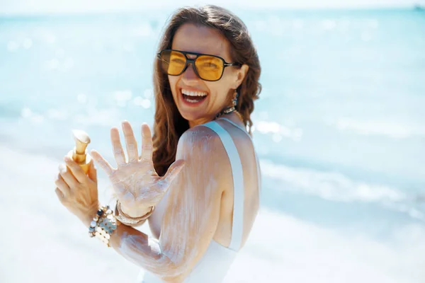Sonriente Mujer Con Estilo Playa Con Spf —  Fotos de Stock
