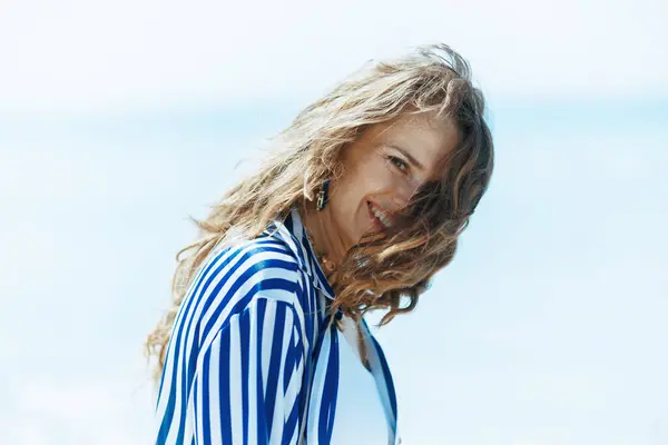 Lächelnde Moderne Frau Der Meeresküste Die Spaß Hat — Stockfoto