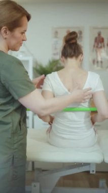 Sağlık hizmeti zamanı. Masaj kabininde müşterisiyle birlikte masaj terapisti..