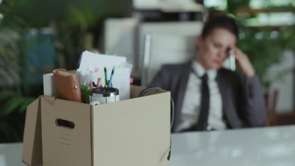 新工作 穿着灰色西装和个人物品在纸板箱中的现代绿色办公室的40岁女工的衣服 — 图库视频影像