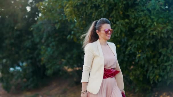 Lächelnd Stilvolle Frau Mittleren Alters Rosa Kleid Und Weißer Jacke — Stockvideo