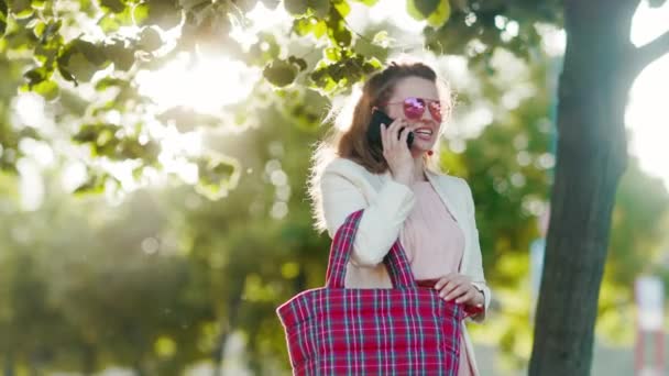 Happy Stylish Woman Pink Dress White Jacket City Talking Smartphone — Stock Video