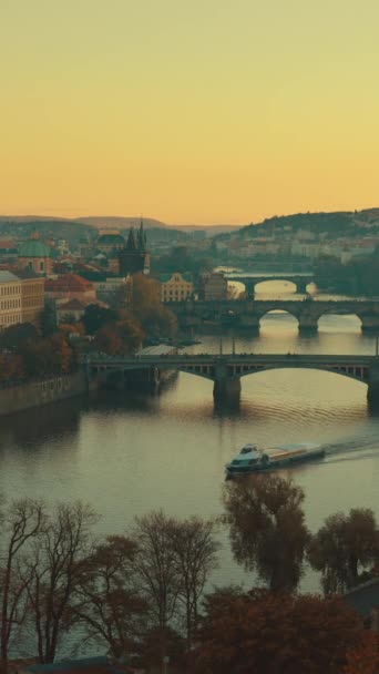 Vltava Nehri Karlov Manzara Çok Günbatımında Prag Çek Cumhuriyeti Nde — Stok video
