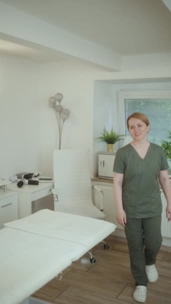 Sağlık Hizmeti Zamanı Gülümseyen Kadın Masaj Terapisti Müşteri Sıkışıyor — Stok video