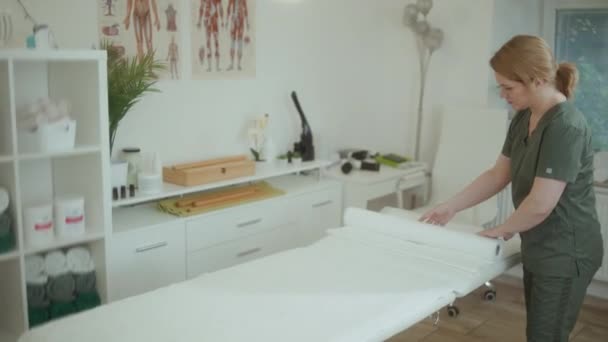 Gesundheitszeit Glückliche Masseurin Frau Massageschrank Mit Einmalbetttuch Bereitet Sich Auf — Stockvideo