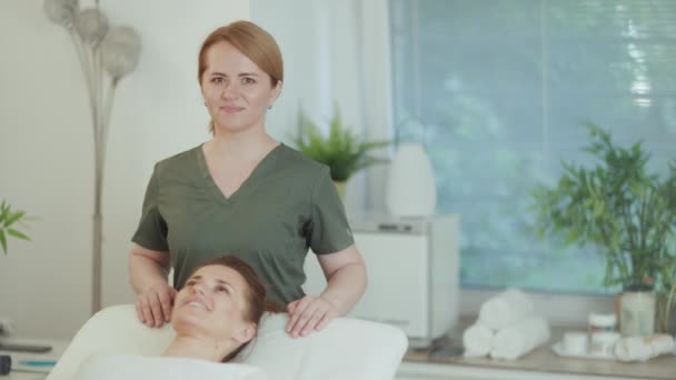 Hora Dos Cuidados Saúde Sorridente Terapeuta Massagem Médica Feminina Armário — Vídeo de Stock