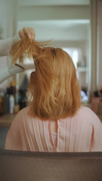 Kadeřnice Středního Věku Moderním Salonu Krásy Kartáčem Vlasy Klientem Foukací — Stock video