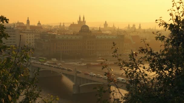 Vltava Nehri Panorama Manzara Kadınımızın Kilisesiyle Sonbaharda Tyn Den Önce — Stok video
