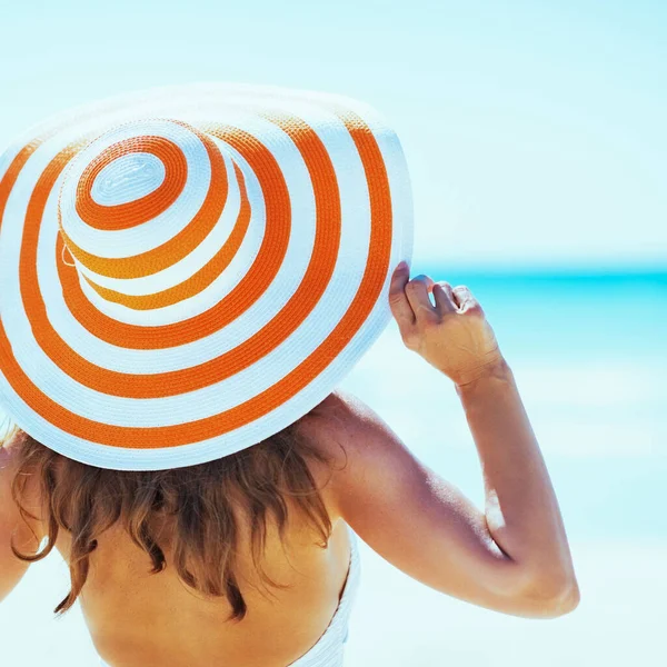 Mayolu Plaj Şapkalı Genç Bir Kadın Uzaktan Bakıyor Arka Plan — Stok fotoğraf