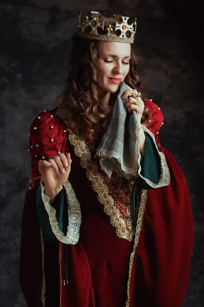 Uśmiechnięta Średniowieczna Królowa Czerwonej Sukience Chusteczką Koroną Ciemnoszarym Tle — Zdjęcie stockowe
