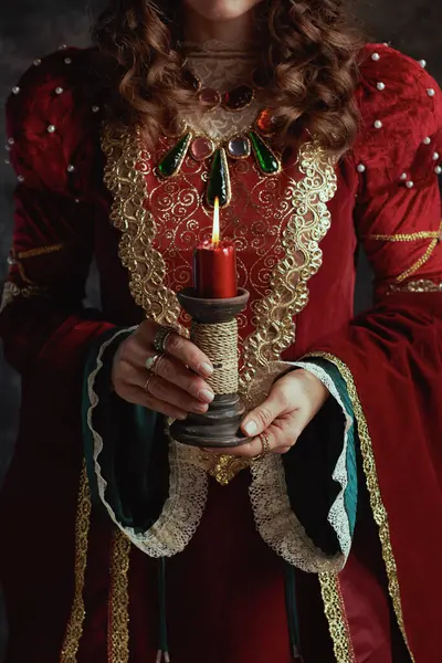 Close Rainha Medieval Vestido Vermelho Com Vela — Fotografia de Stock