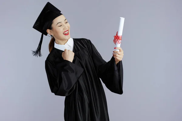 Gelukkig Modern Afgestudeerde Student Aziatische Vrouw Met Diploma Tegen Grijze — Stockfoto