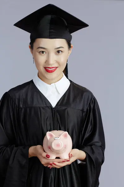 Gelukkig Jong Vrouw Aziatische Afgestudeerde Student Met Spaarvarken Bank Geïsoleerd — Stockfoto