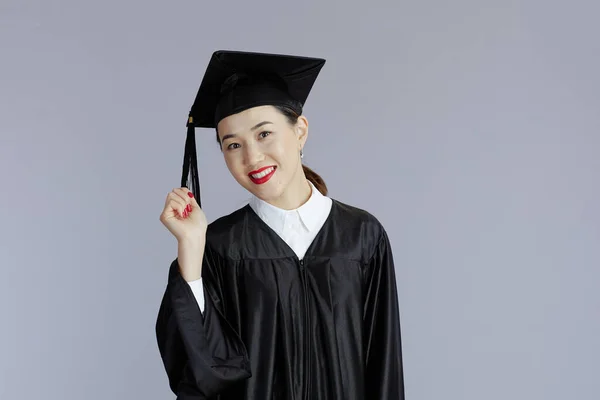 Glimlachen Moderne Afgestudeerde Student Aziatische Vrouw Afstuderen Jurk Met Cap — Stockfoto