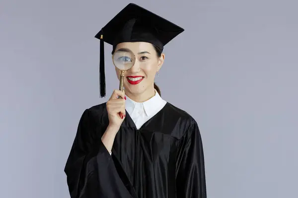 Gelukkig Modern Afgestudeerde Student Aziatische Vrouw Met Vergrootglas Geïsoleerd Grijs — Stockfoto