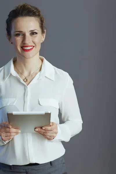 Feliz Moderna Pequena Empresa Proprietária Mulher Blusa Branca Usando Aplicativo — Fotografia de Stock