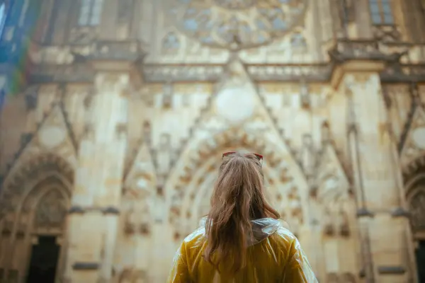 在捷克共和国布拉格 从身穿黄色衬衫和雨衣的妇女身后看风景 — 图库照片