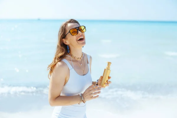 Glückliche Moderne Jährige Frau Der Meeresküste Mit Sonnencreme — Stockfoto