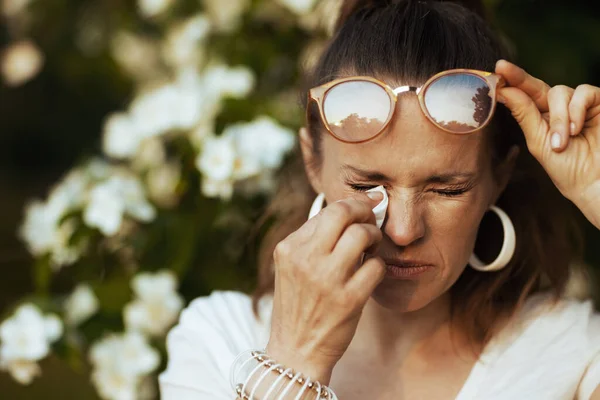 Yaz Zamanı Yaşında Beyaz Gömlekli Mendilli Gözlüklü Bir Kadın Çiçek — Stok fotoğraf