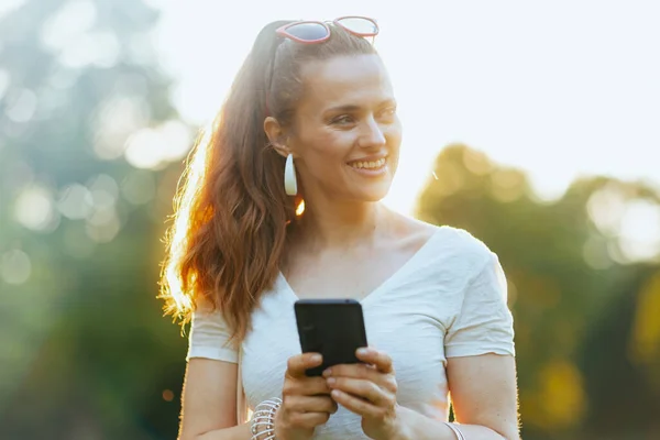 Sommerzeit Glückliche Moderne Frau Weißen Hemd Mit Smartphone Anwendungen Stadtpark — Stockfoto