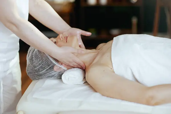 Tempo Assistenza Sanitaria Massaggiatore Cabina Massaggio Massaggiando Collo Dei Clienti — Foto Stock