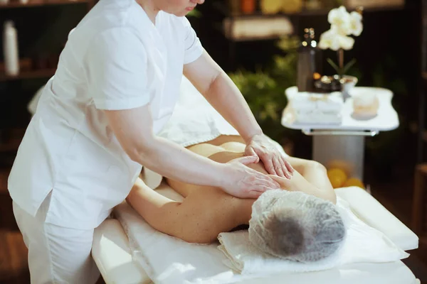 Tempo Assistenza Sanitaria Massaggiatore Medico Cabina Massaggio Fare Massaggio Terapeutico — Foto Stock