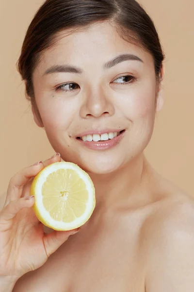 Femme Asiatique Moderne Avec Citron Sur Fond Beige — Photo