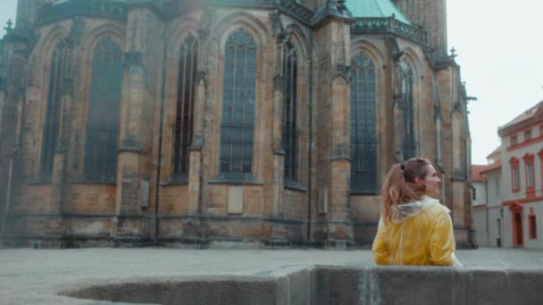 Prag Sarı Bluz Yağmurluk Giyen Gülümseyen Stil Sahibi Kadın Yürüyüş — Stok video
