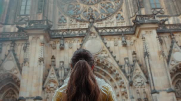Позаду Жінки Жовтій Блузці Плащі Празі Чехія Досліджує Пам Ятки — стокове відео