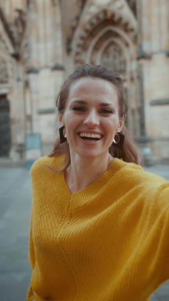 Jeune Femme Chemisier Jaune Prague République Tchèque Prendre Selfie — Video