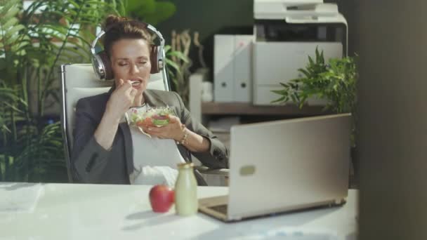 Nachhaltiger Arbeitsplatz Lächelnde Moderne Mitarbeiterin Grauen Business Anzug Modernem Grünem — Stockvideo