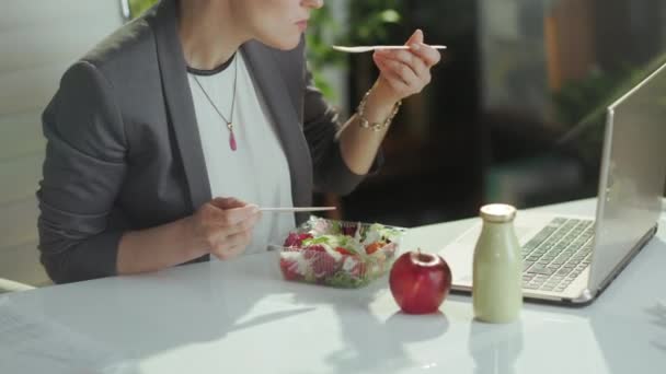 Bærekraftig Arbeidsplass Nærbilde Kvinnearbeider Grønt Kontor Med Laptop Spise Salat – stockvideo
